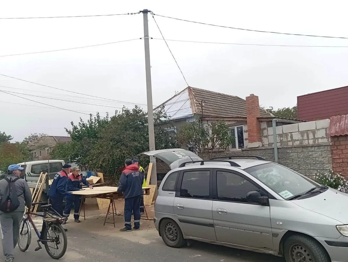 В Николаеве ликвидируют последствия обстрела (фото) В Николаеве ликвидируют последствия обстрела (фото)