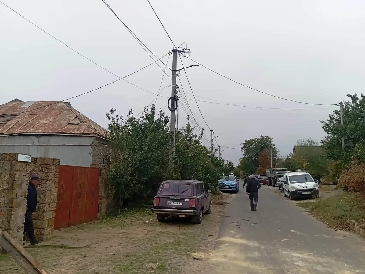 В Николаеве ликвидируют последствия обстрела (фото) В Николаеве ликвидируют последствия обстрела (фото)