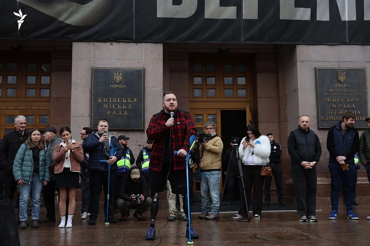 У Києві вимагають відставки Кличко: під будівлею КМДА триває мітинг (трансляція) У Києві вимагають відставки Кличко: під будівлею КМДА триває мітинг (трансляція)