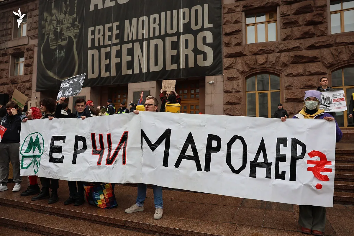У Києві вимагають відставки Кличко: під будівлею КМДА триває мітинг (трансляція) У Києві вимагають відставки Кличко: під будівлею КМДА триває мітинг (трансляція)