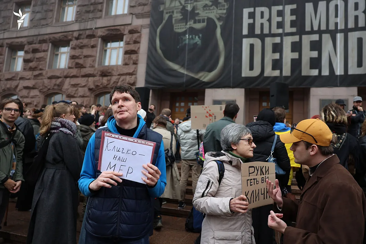 У Києві вимагають відставки Кличко: під будівлею КМДА триває мітинг (трансляція) У Києві вимагають відставки Кличко: під будівлею КМДА триває мітинг (трансляція)