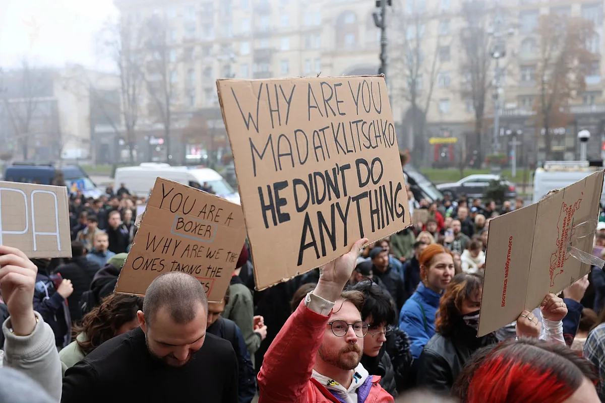 У Києві вимагають відставки Кличко: під будівлею КМДА триває мітинг (трансляція) У Києві вимагають відставки Кличко: під будівлею КМДА триває мітинг (трансляція)