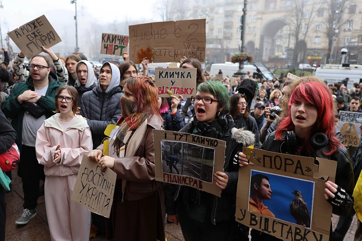 У Києві вимагають відставки Кличко: під будівлею КМДА триває мітинг (трансляція) У Києві вимагають відставки Кличко: під будівлею КМДА триває мітинг (трансляція)