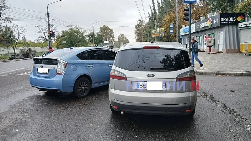 На проспекті в Миколаєві зіткнулися Toyota та Ford: рух утруднений На проспекті в Миколаєві зіткнулися Toyota та Ford: рух утруднений