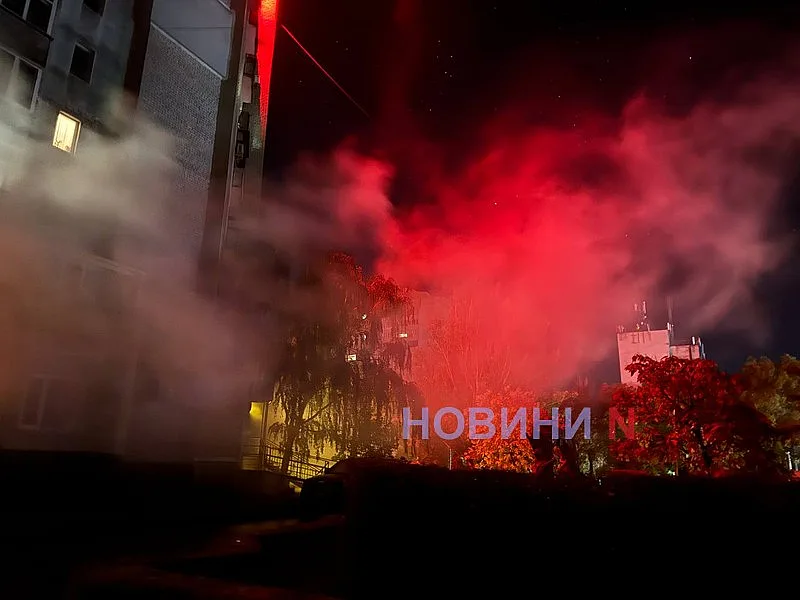 Огонь и густой дым: в Николаеве горит отделение банка в жилой многоэтажке (фото, видео) Огонь и густой дым: в Николаеве горит отделение банка в жилой многоэтажке (фото, видео)