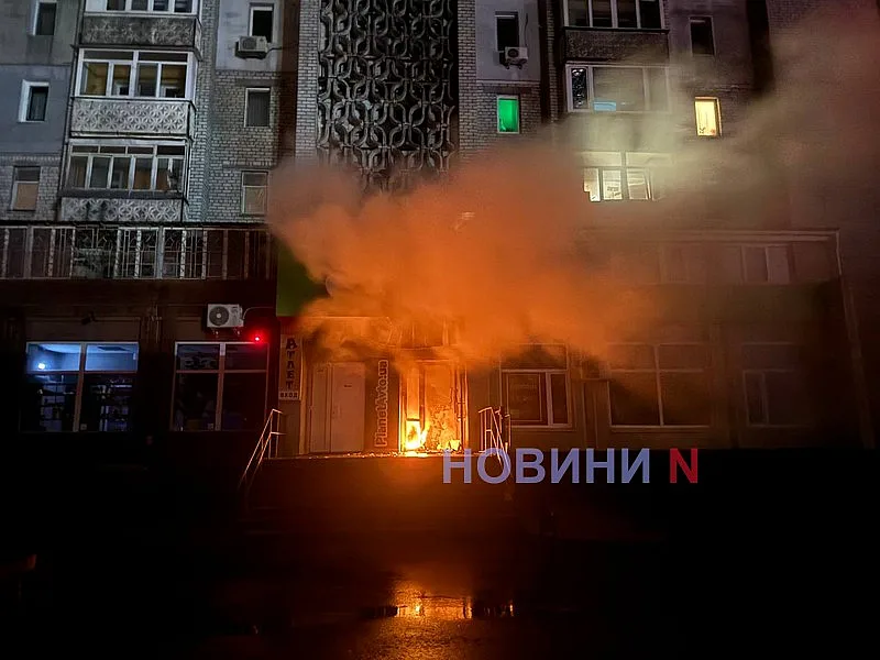 Огонь и густой дым: в Николаеве горит отделение банка в жилой многоэтажке (фото, видео) Огонь и густой дым: в Николаеве горит отделение банка в жилой многоэтажке (фото, видео)