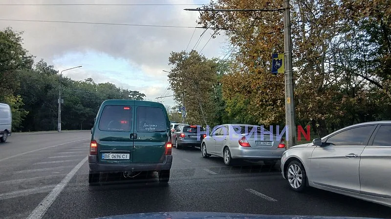 В Николаеве из-за ДТП один из проспектов застыл в огромной пробке (фото) В Николаеве из-за ДТП один из проспектов застыл в огромной пробке (фото)