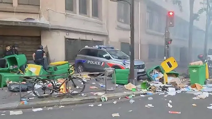 Во Франции около трех тысяч магазинов пострадали от погромов и мародерства Во Франции около трех тысяч магазинов пострадали от погромов и мародерства
