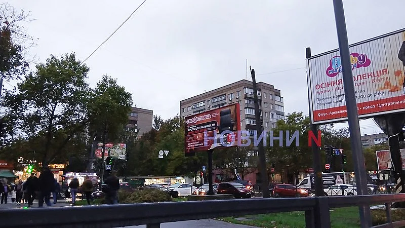 На проспекте в Николаеве из-за удара Hyundai врезался в забор: огромная пробка На проспекте в Николаеве из-за удара Hyundai врезался в забор: огромная пробка