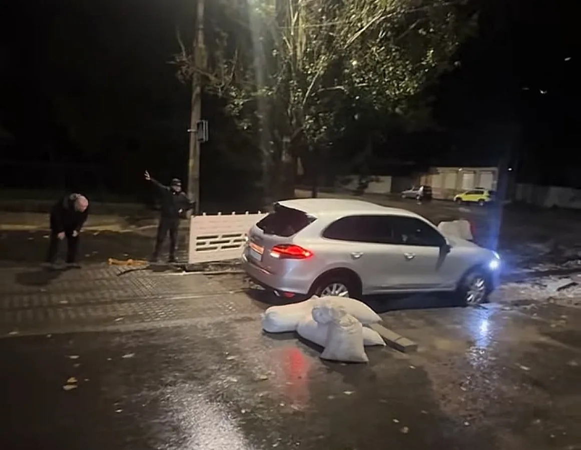 В Николаеве Porsche застрял в яме: вытаскивать внедорожник пришлось трамваем (видео) В Николаеве Porsche застрял в яме: вытаскивать внедорожник пришлось трамваем (видео)