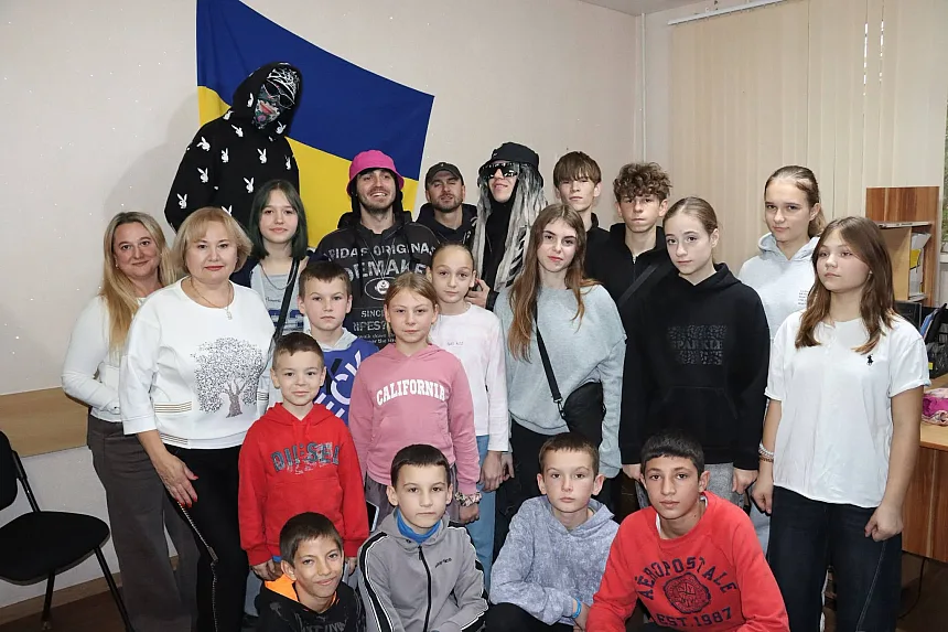 Kalush Orchestra посетил Вознесенск и устроил встречу для детей из приемных семей Kalush Orchestra посетил Вознесенск и устроил встречу для детей из приемных семей
