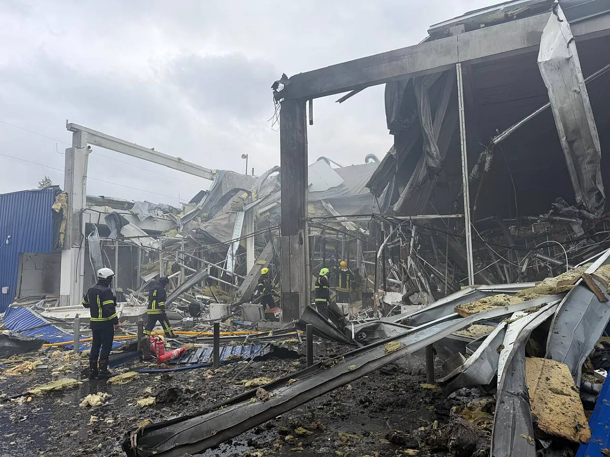 Российские войска атаковали гипермаркет «Метро» в Ровно Российские войска атаковали гипермаркет «Метро» в Ровно