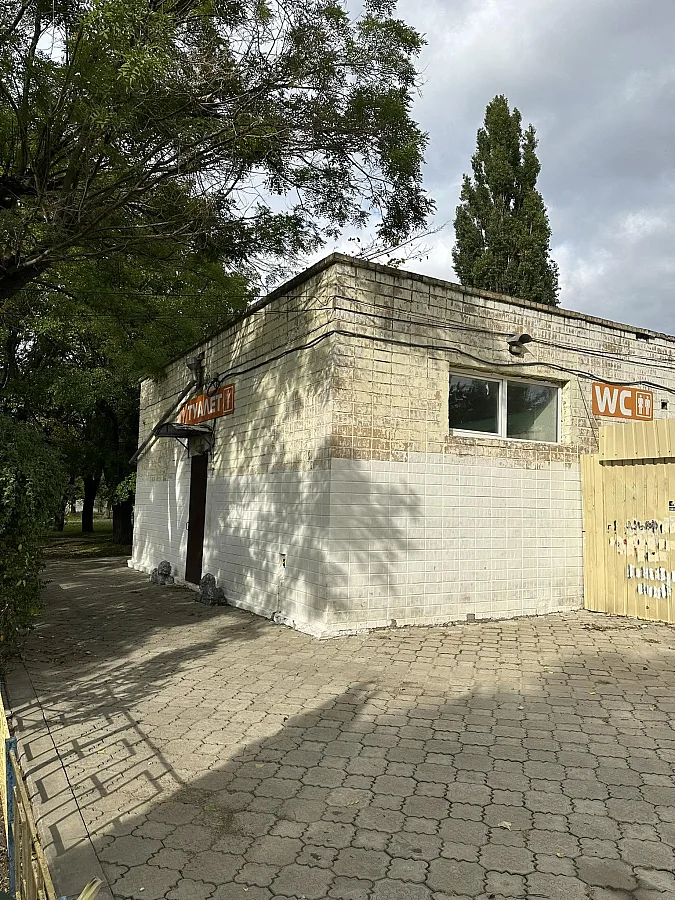 В Николаеве просят открыть туалет в парке: во время тревог там прятались люди В Николаеве просят открыть туалет в парке: во время тревог там прятались люди