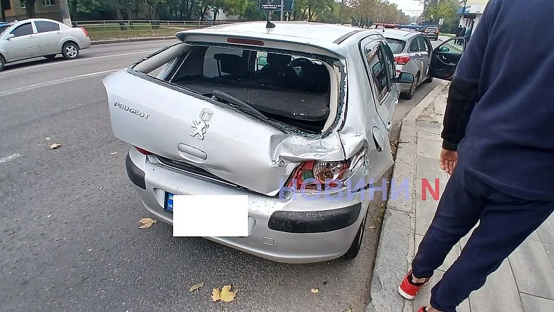На проспекте в Николаеве столкнулись Peugeot и КамАЗ: пострадала женщина На проспекте в Николаеве столкнулись Peugeot и КамАЗ: пострадала женщина