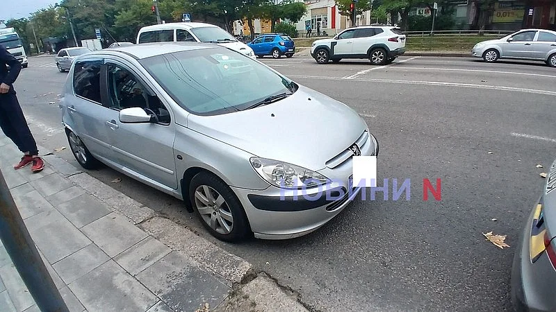 На проспекте в Николаеве столкнулись Peugeot и КамАЗ: пострадала женщина На проспекте в Николаеве столкнулись Peugeot и КамАЗ: пострадала женщина