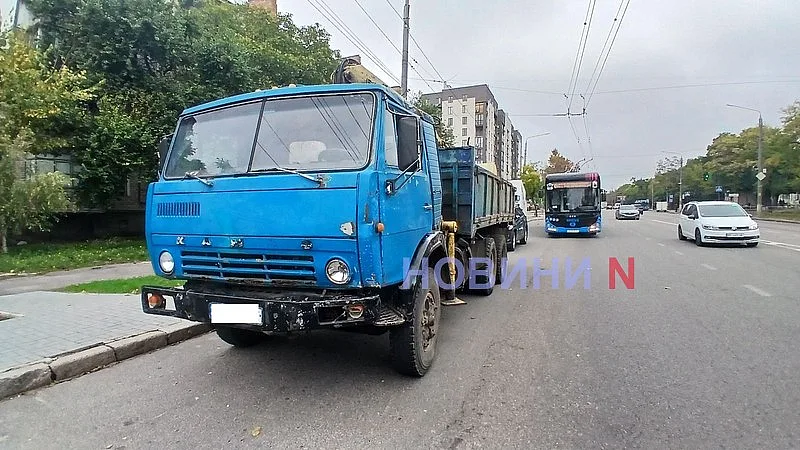 На проспекте в Николаеве столкнулись Peugeot и КамАЗ: пострадала женщина На проспекте в Николаеве столкнулись Peugeot и КамАЗ: пострадала женщина