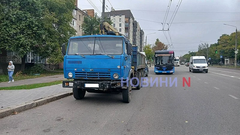 На проспекте в Николаеве столкнулись Peugeot и КамАЗ: пострадала женщина На проспекте в Николаеве столкнулись Peugeot и КамАЗ: пострадала женщина