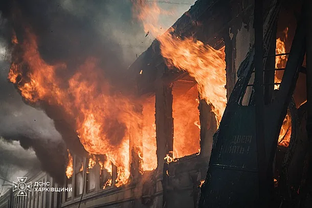 В Харькове из-за удара загорелся электропоезд (фото, видео) В Харькове из-за удара загорелся электропоезд (фото, видео)