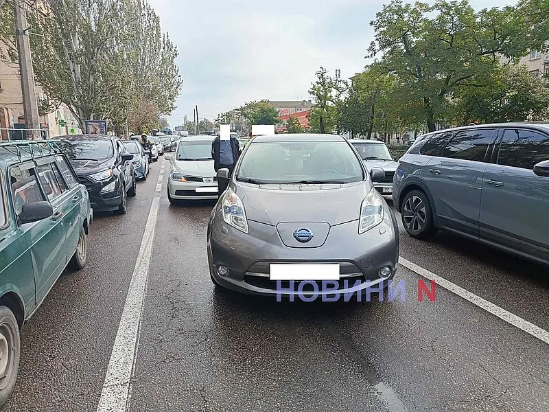 Два Nissan зіткнулися на проспекті в Миколаєві - утворився затор Два Nissan зіткнулися на проспекті в Миколаєві - утворився затор