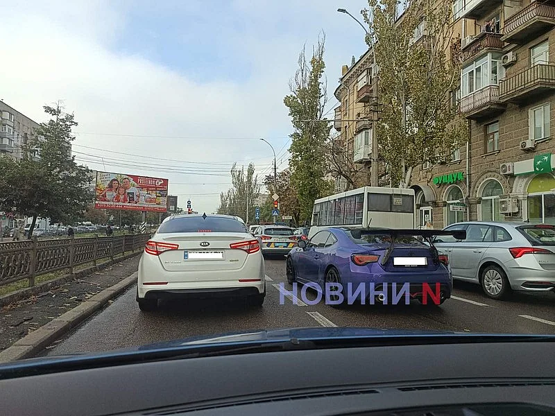 Два Nissan зіткнулися на проспекті в Миколаєві - утворився затор Два Nissan зіткнулися на проспекті в Миколаєві - утворився затор
