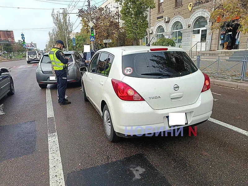 Два Nissan зіткнулися на проспекті в Миколаєві - утворився затор Два Nissan зіткнулися на проспекті в Миколаєві - утворився затор
