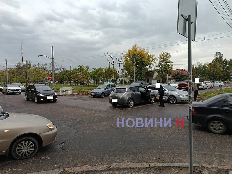 Nissan и Toyota столкнулись на перекрестке в Николаеве: образовалась пробка Nissan и Toyota столкнулись на перекрестке в Николаеве: образовалась пробка