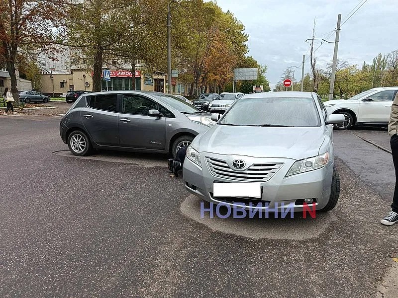 Nissan и Toyota столкнулись на перекрестке в Николаеве: образовалась пробка Nissan и Toyota столкнулись на перекрестке в Николаеве: образовалась пробка