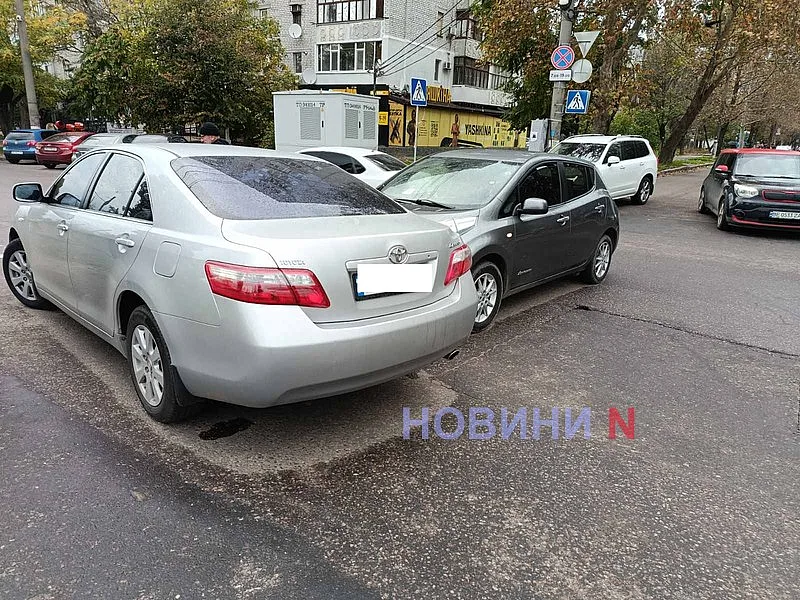 Nissan и Toyota столкнулись на перекрестке в Николаеве: образовалась пробка Nissan и Toyota столкнулись на перекрестке в Николаеве: образовалась пробка
