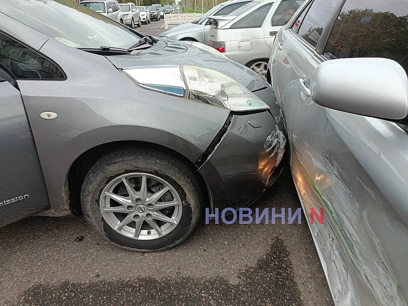 Nissan и Toyota столкнулись на перекрестке в Николаеве: образовалась пробка Nissan и Toyota столкнулись на перекрестке в Николаеве: образовалась пробка
