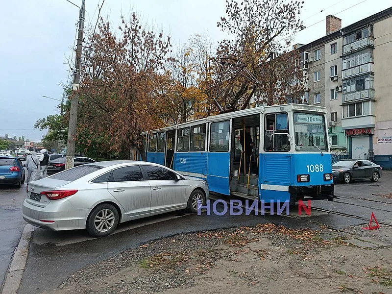 Hyundai врезался в трамвай с пассажирами в Николаеве Hyundai врезался в трамвай с пассажирами в Николаеве