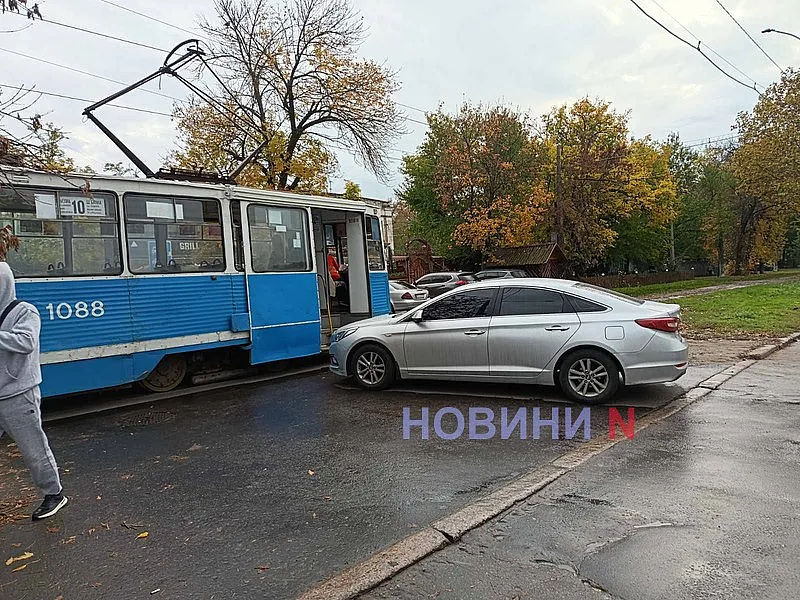 Hyundai врезался в трамвай с пассажирами в Николаеве Hyundai врезался в трамвай с пассажирами в Николаеве