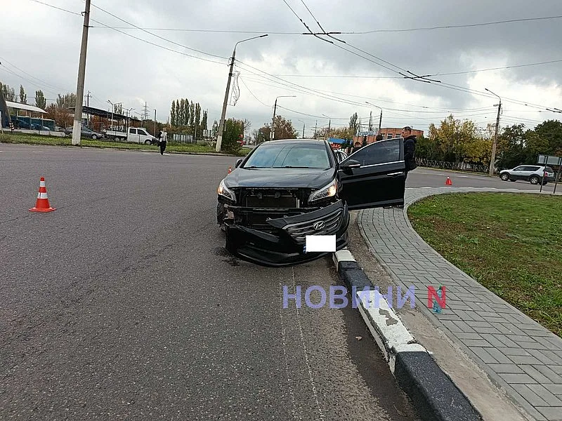 На кольце в Николаеве столкнулись эвакуатор и Hyundai На кольце в Николаеве столкнулись эвакуатор и Hyundai