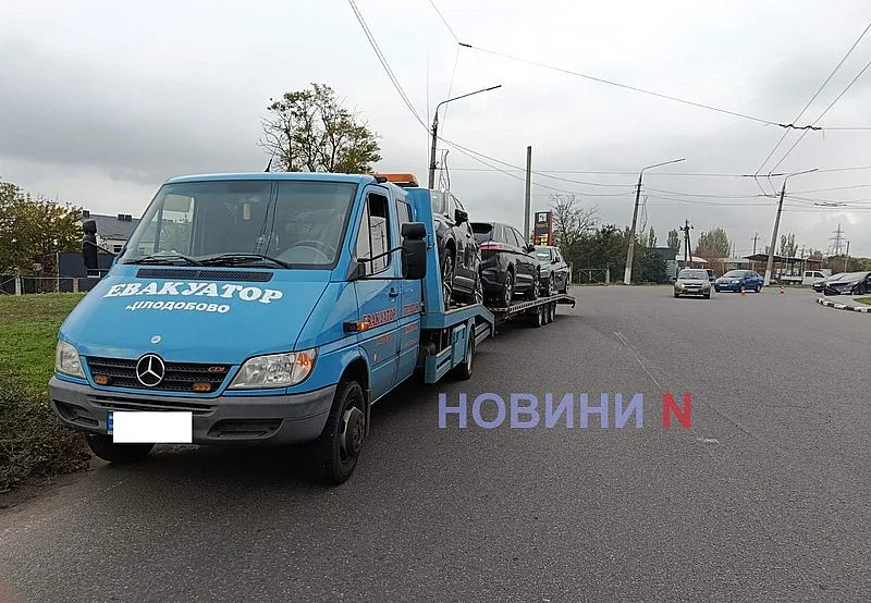 На кольце в Николаеве столкнулись эвакуатор и Hyundai На кольце в Николаеве столкнулись эвакуатор и Hyundai