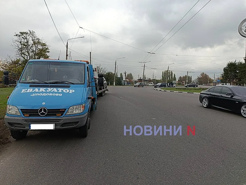 На кольце в Николаеве столкнулись эвакуатор и Hyundai На кольце в Николаеве столкнулись эвакуатор и Hyundai