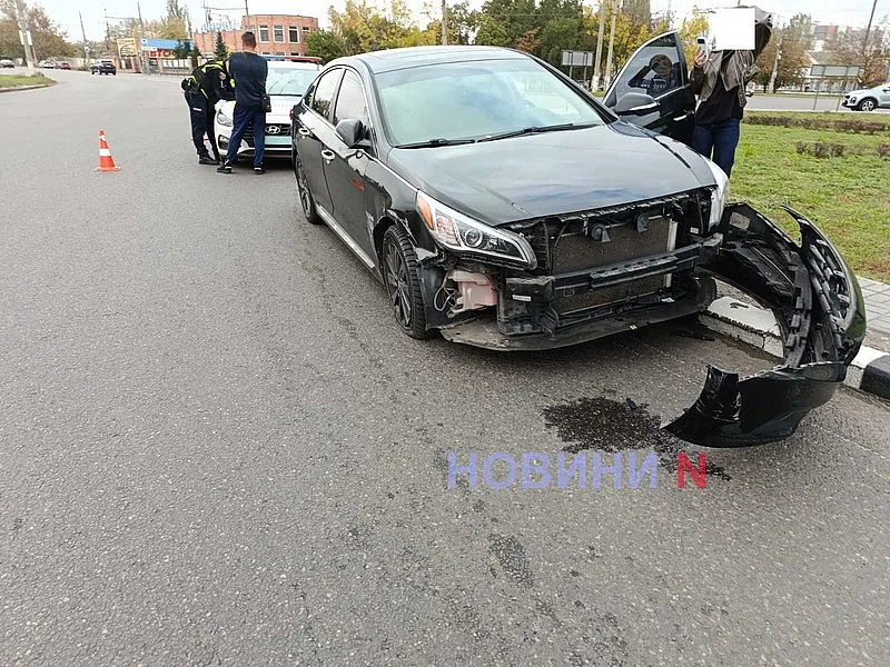 На кольце в Николаеве столкнулись эвакуатор и Hyundai На кольце в Николаеве столкнулись эвакуатор и Hyundai