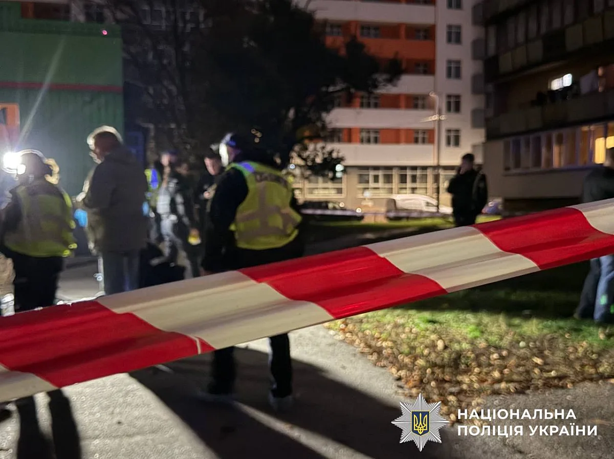 В Киеве мужчина открыл стрельбу во время конфликта на улице: один человек погиб В Киеве мужчина открыл стрельбу во время конфликта на улице: один человек погиб