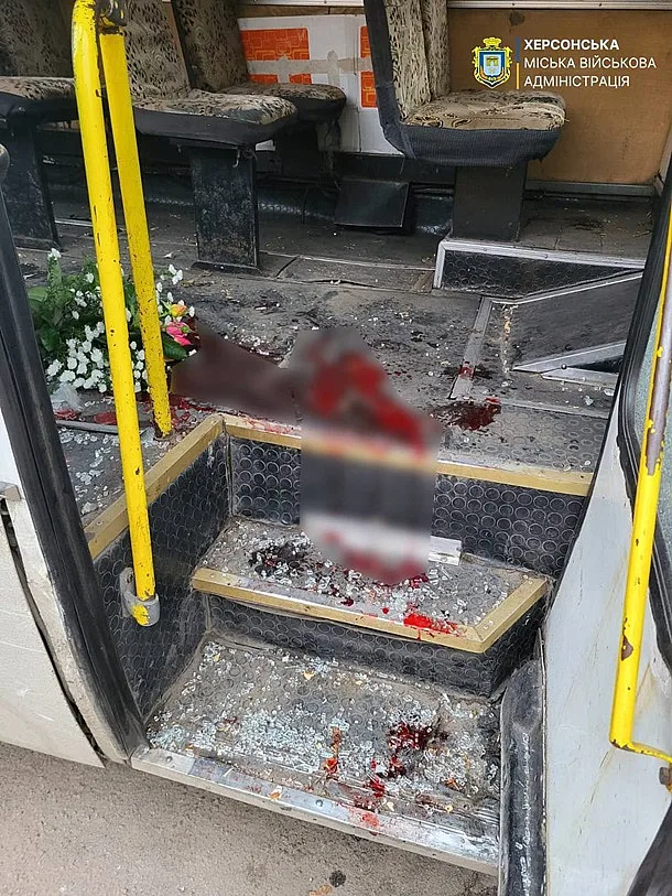 Удар по маршрутке в Херсоне: погиб пассажир, много пострадавших (фото) Удар по маршрутке в Херсоне: погиб пассажир, много пострадавших (фото)