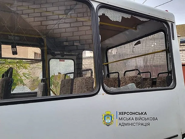 Удар по маршрутке в Херсоне: погиб пассажир, много пострадавших (фото) Удар по маршрутке в Херсоне: погиб пассажир, много пострадавших (фото)