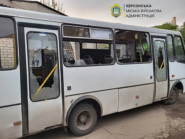Удар по маршрутке в Херсоне: погиб пассажир, много пострадавших (фото) Удар по маршрутке в Херсоне: погиб пассажир, много пострадавших (фото)