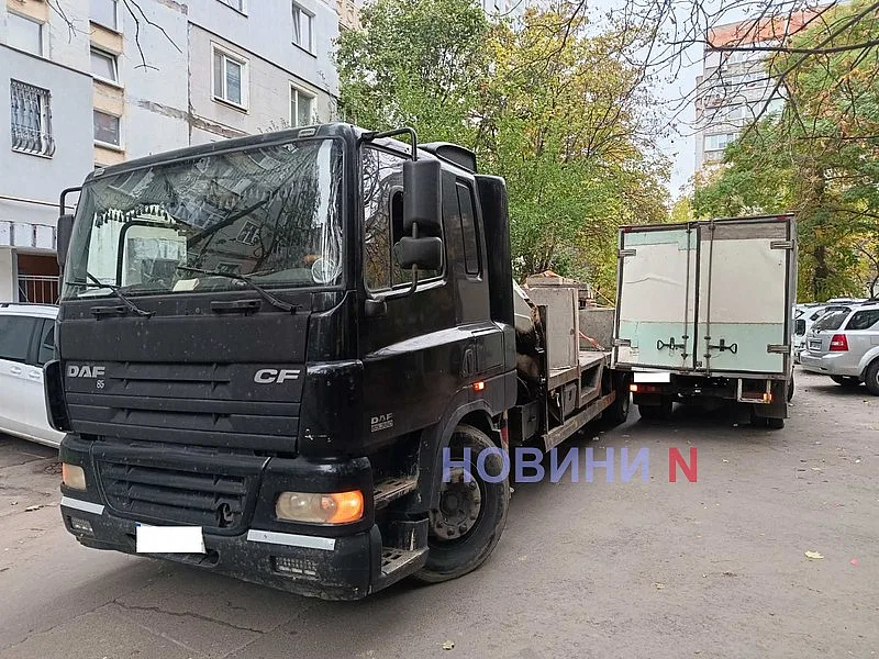 В Николаеве «Газель» и DAF столкнулись во дворе: проезд заблокирован В Николаеве «Газель» и DAF столкнулись во дворе: проезд заблокирован