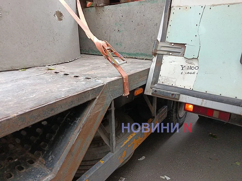 В Николаеве «Газель» и DAF столкнулись во дворе: проезд заблокирован В Николаеве «Газель» и DAF столкнулись во дворе: проезд заблокирован