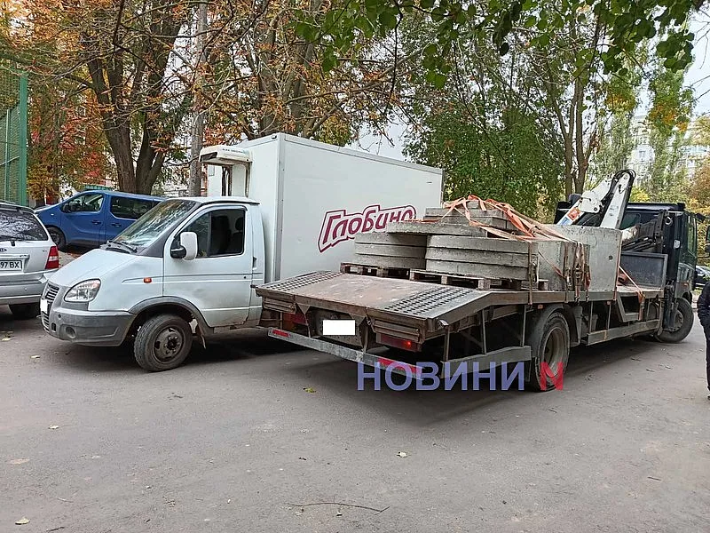 В Николаеве «Газель» и DAF столкнулись во дворе: проезд заблокирован В Николаеве «Газель» и DAF столкнулись во дворе: проезд заблокирован