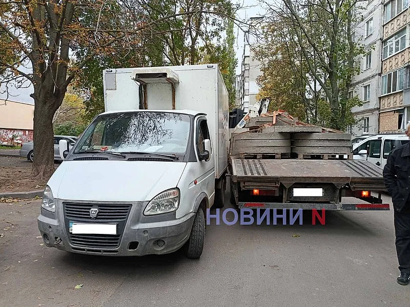 В Николаеве «Газель» и DAF столкнулись во дворе: проезд заблокирован В Николаеве «Газель» и DAF столкнулись во дворе: проезд заблокирован
