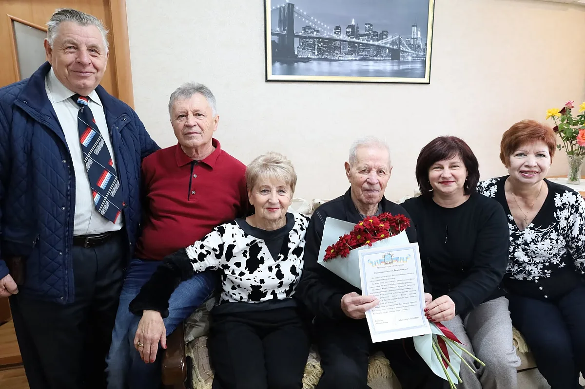 У Миколаєві 100-річний ювілей відзначив Микола Малаков: він досі робить зарядку та гуляє містом У Миколаєві 100-річний ювілей відзначив Микола Малаков: він досі робить зарядку та гуляє містом