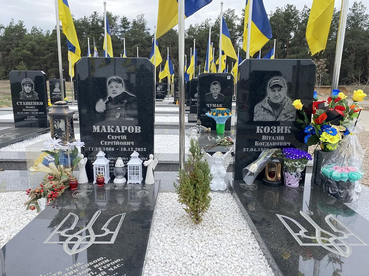В Николаеве хотят возмещать расходы на надгробия погибшим от обстрелов и защитникам Украины В Николаеве хотят возмещать расходы на надгробия погибшим от обстрелов и защитникам Украины