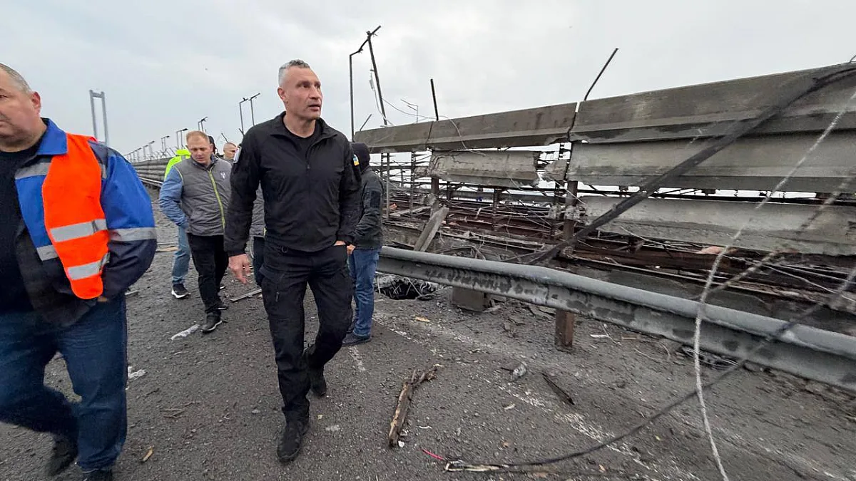 В Киеве после атаки закрыли Южный мост и остановили движение метро В Киеве после атаки закрыли Южный мост и остановили движение метро