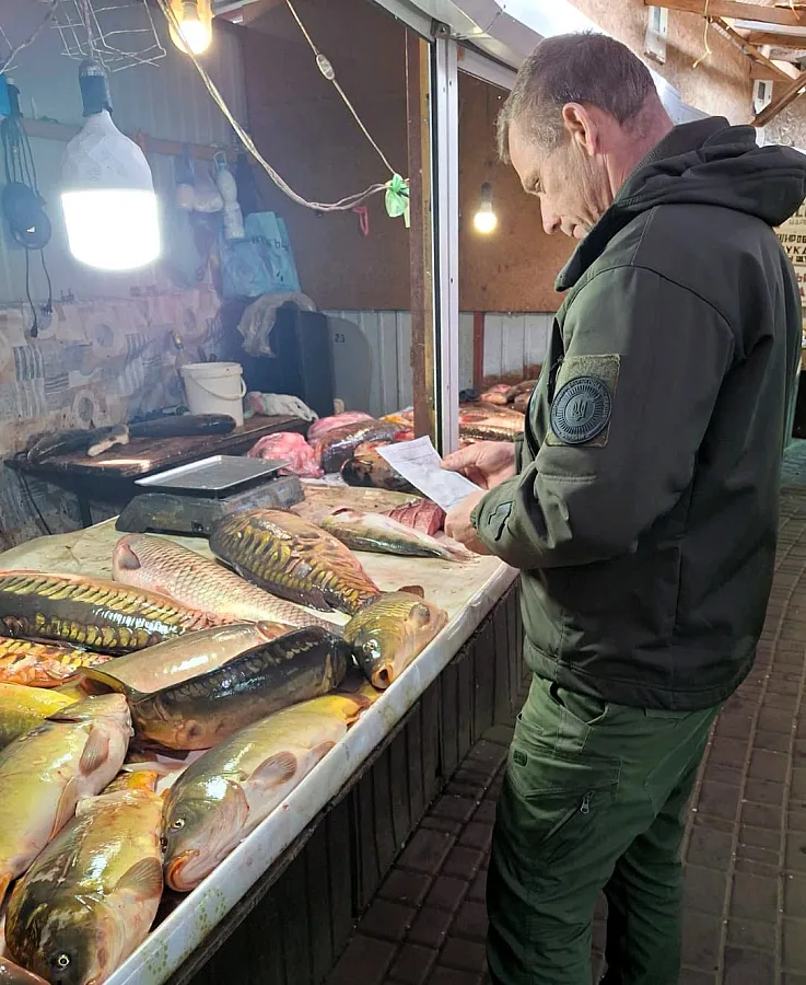 На двух рынках Николаева проверили законность продажи рыбы На двух рынках Николаева проверили законность продажи рыбы