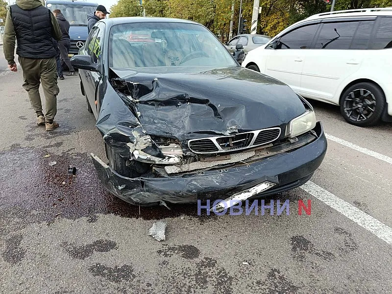 На проспекті в Миколаєві сталися дві ДТП: постраждали двоє людей, рух утруднений На проспекті в Миколаєві сталися дві ДТП: постраждали двоє людей, рух утруднений
