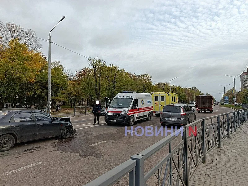 На проспекті у Миколаєві сталися дві ДТП: постраждало двоє людей, рух труднощів На проспекті в Миколаєві сталися дві ДТП: постраждали двоє людей, рух утруднений