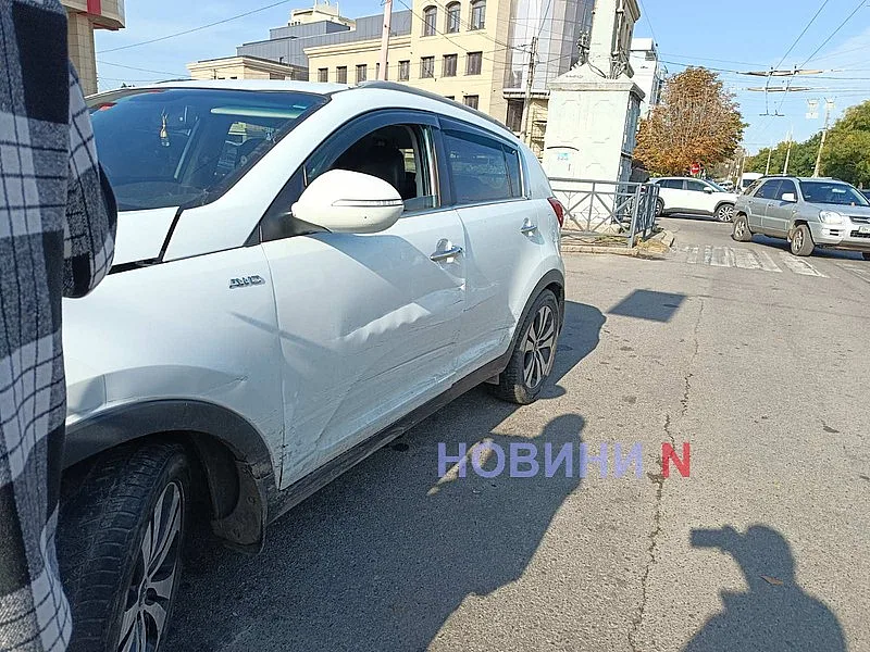 На складному перехресті в центрі Миколаєва зіткнулися Mazda та Kia: рух утруднений На складному перехресті в центрі Миколаєва зіткнулися Mazda та Kia: рух утруднений
